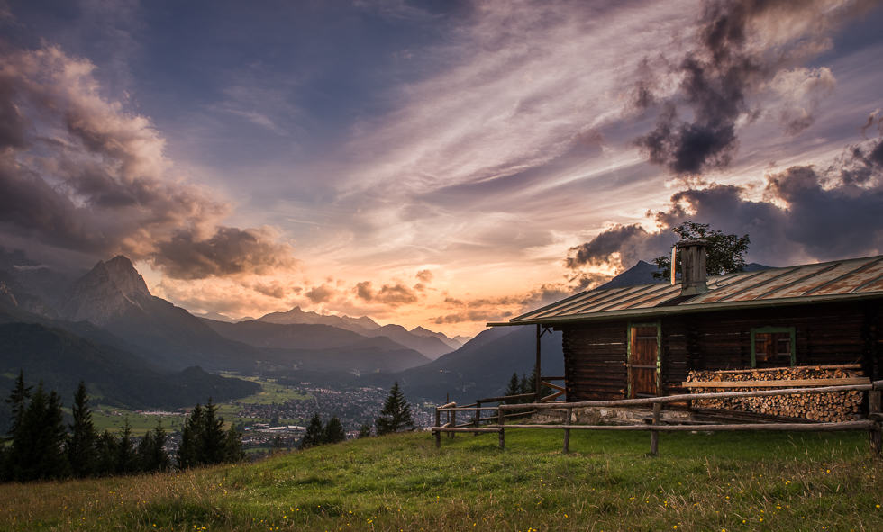 Die Klassische Ansicht der Eckenhütte mit Blick auf Wetterstein und Garmisch-Partenkirchen